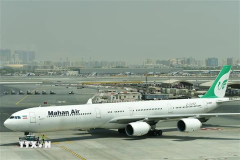 Máy bay của hãng hàng không Mahan Air đỗ tại sân bay quốc tế Dubai, UAE ngày 14/9/2017. (Nguồn: AFP/TTXVN )
