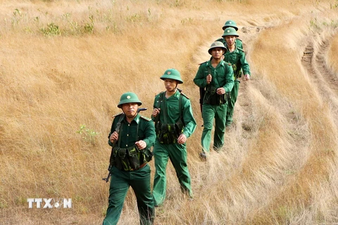Chiến sỹ Đồn Biên phòng Ia R'vê tuần tra khu vực vành đai biên giới giữa tỉnh Đắk Lắk và tỉnh Mondulkiri (Campuchia). (Ảnh: Dương Giang/TTXVN)