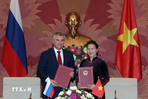 Chủ tịch Quốc hội Nguyễn Thị Kim Ngân và Chủ tịch Duma Quốc gia Nga Vyacheslav Viktorovich Volodin ký Thỏa thuận hợp tác giữa Quốc hội hai nước. (Ảnh: Trọng Đức/TTXVN)