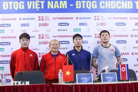 HLV đội tuyển Việt Nam Park Hang-seo và HLV Kim Yong-jun (ngoài cùng bên phải) của đội tuyển Triều Tiên tham dự buổi họp báo. (Ảnh: Trọng Đạt/TTXVN)