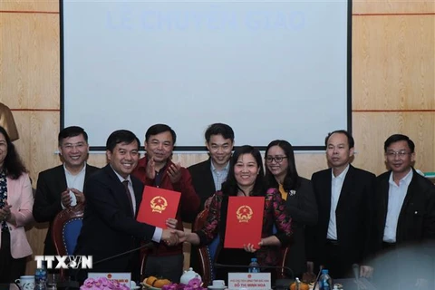 Đại diện Văn phòng Quốc hội và UBND tỉnh Bắc Kạn ký kết biên bản chuyển giao công chức, người lao động. (Ảnh: Vũ Hoàng Giang/TTXVN)