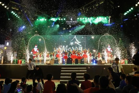Tiết mục biểu diễn vô cùng đặc sắc của chính Cư dân trong chương trình Lễ hội Giáng sinh Vinhomes Royal City 2018. (Nguồn: Vietnam+)