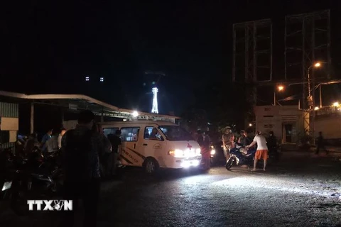 Hiện trường xe cứu thương đưa nạn nhân bị hôn mê sâu đi cấp cứu tại Cảng Cầu Đá, thành phố Nha Trang, tỉnh Khánh Hòa, ảnh chụp lúc 18 giờ 40 phút. (Ảnh: Phan Sáu/TTXVN)