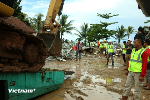 Mưa lớn kéo dài gây khó khăn cho công tác khắc phục hậu quả sóng thần. (Ảnh: Đỗ Quyên/Vietnam+)