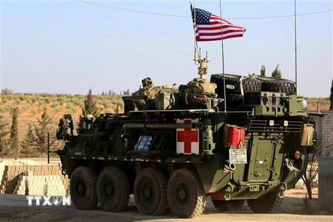 Đoàn xe quân sự Mỹ tới làng Yalanli, ngoại ô phía tây của thành phố miền Bắc Syria Manbij trong chiến dịch chống IS, ngày 5/3/2017. (Ảnh: AFP/TTXVN)