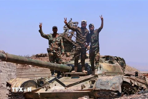 Binh sỹ quân đội Syria tại làng Hamidiya, tỉnh Quneitra. (Ảnh: AFP/TTXVN)