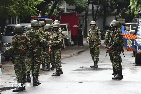 Binh sỹ Bangladesh tuần tra tại thủ đô Dhaka. (Ảnh: AFP/TTXVN)