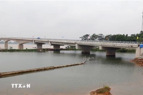 Hợp long cầu Việt Trì-Ba Vì bắc qua sông Hồng. (Ảnh: Trung Kiên-TTXVN)