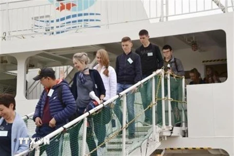 Các học sinh và giáo viên Nga trên đảo tranh chấp ngoài khơi Hokkaido tới cảng Nemuro ngày 24/5. (Ảnh: Kyodo/TTXVN)