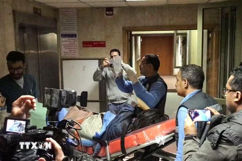 Chuyển nạn nhân người Việt bị thương trong vụ xe chở khách du lịch trúng bom ở tỉnh Ginza tới bệnh viện ở quận Al-Haram chiều tối 28/12. (Ảnh: AFP/TTXVN)