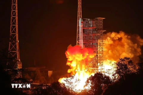 Tên lửa đẩy Trường Chinh 38, mang theo tàu thăm dò Mặt Trăng Hằng Nga 4 rời bệ phóng tại Trung tâm vệ tinh Tây Xương ở tỉnh Tứ Xuyên, miền Tây Nam Trung Quốc ngày 8/12/2018. (Ảnh: THX/ TTXVN)