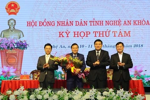 Phó Chủ tịch UBND tỉnh Nghệ An Lê Hồng Vinh (người ôm hoa) (Nguồn: Báo Nghệ An).