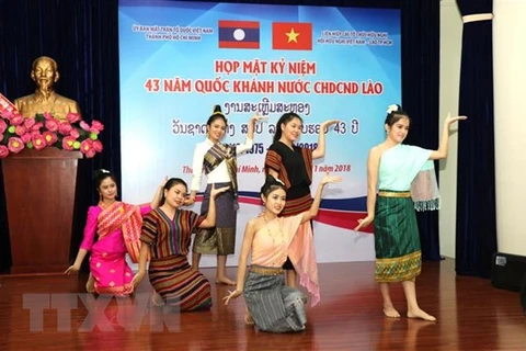 Chương trình văn nghệ do các sinh viên Lào đang học tập tại Thành phố Hồ Chí Minh biểu diễn tại buổi lễ. (Ảnh minh họa: Xuân Khu/TTXVN)