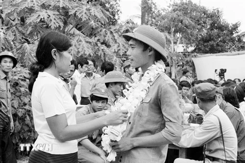 Người dân tỉnh Battambang đến thăm và tiễn đưa quân tình nguyện Việt Nam hoàn thành nghĩa vụ quốc tế, lên đường về nước, sáng 20/6/1984. (Ảnh: TTXVN)