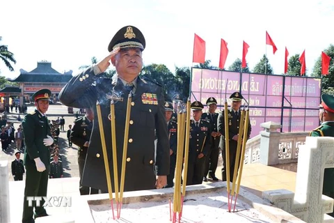 Đại tướng Houth Chheang - Phó Tư lệnh Lục quân kiêm Tư lệnh Quân khu I, Quân đội Hoàng gia Campuchia thắp hương tại lễ viếng. (Ảnh: Dư Toán/TTXVN)