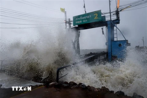 Sóng to và gió lớn sau khi bão Pabuk đổ bộ vào tỉnh Surat Thani, Thái Lan, ngày 4/1. (Ảnh: AFP/TTXVN)