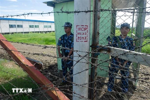 Lực lượng biên phòng có vũ trang Myanmar gác tại tiền đồn ở Maungdaw, bang Rakhine tháng 6/2018. (Ảnh: AFP/TTXVN)