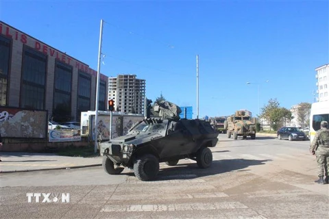 Xe quân sự Thổ Nhĩ Kỳ được triển khai tại tỉnh Kilis, giáp biên giới Syria, ngày 24/12/2018. (Ảnh: THX/ TTXVN)