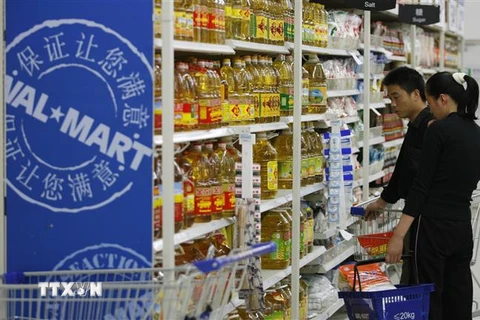 Hàng hóa được bày bán tại siêu thị của hãng bán lẻ Mỹ Walmart ở Bắc Kinh, Trung Quốc. (Nguồn: AFP/ TTXVN)