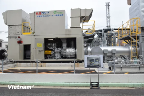 Tháp turbine khí hydrogen tại nhà máy thực nghiệm hệ thống đồng phát điện nhiệt (CGS) ở Kobe. (Ảnh: Tuyến Nguyễn/Vietnam+)