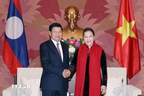Chủ tịch Quốc hội Nguyễn Thị Kim Ngân đón Thủ tướng Chính phủ nước CHDCND Lào Thonloun Sisoulith. (Ảnh: Trọng Đức/TTXVN)