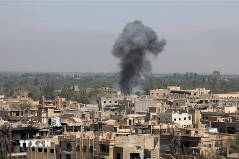 Khói bốc lên sau một vụ không kích tại Deir Ezzor, Syria ngày 13/8/2018. (Ảnh: AFP/ TTXVN)
