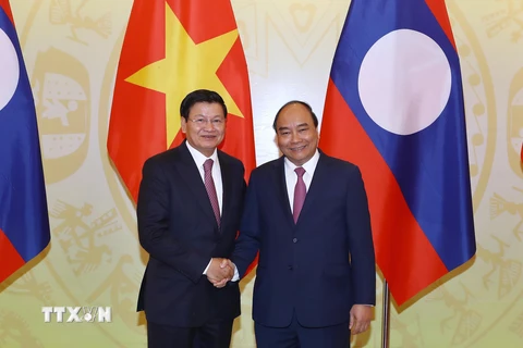 Thủ tướng Nguyễn Xuân Phúc và Thủ tướng Lào Thongloun Sisoulith. (Ảnh: Thống Nhất/TTXVN)