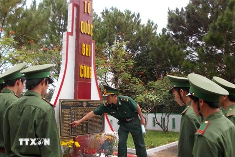 Giáo dục truyền thống của đơn vị cho chiến sĩ trẻ tại Đài tưởng niệm các Anh hùng liệt sĩ Đồn biên phòng Cửa khẩu Bu Prăng. (Ảnh: TTXVN phát)