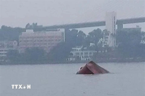 Vị trí tàu bị chìm ngay gần cầu Bãi Cháy. (Ảnh: TTXVN phát)