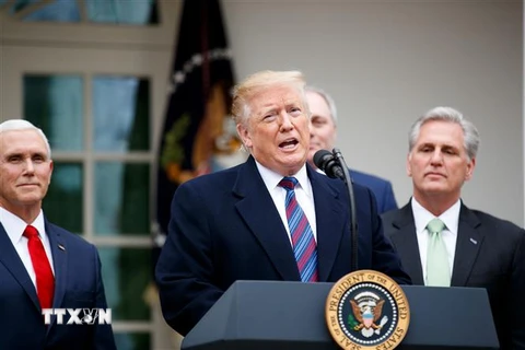 Tổng thống Mỹ Donald Trump (giữa) trong cuộc họp báo tại Nhà Trắng ở Washington, DC, ngày 4/1/2019. (Ảnh: THX/TTXVN)