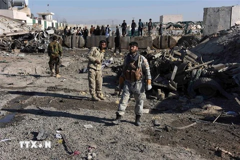 Lực lượng an ninh Afghanistan tại hiện trường một vụ tấn công khủng bố ở quận Maiwand, tỉnh Kandahar ngày 22/12/2017. (Ảnh: AFP/TTXVN)