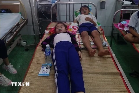Các em học sinh đang điều trị tại Bệnh viện đa khoa huyện Trần Văn Thời. (Ảnh: Huỳnh Thế Anh/TTXVN)
