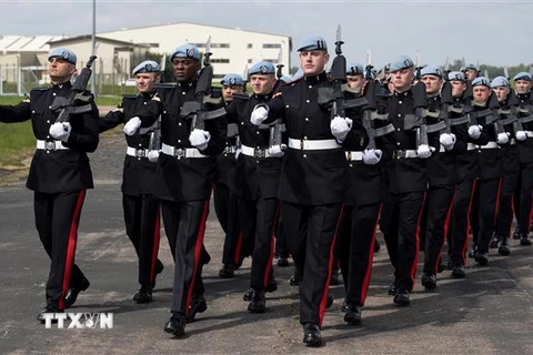 Binh sỹ Anh tham gia một cuộc tổng duyệt diễu binh ở Ipswich ngày 10/5. (Ảnh: AFP/TTXVN)