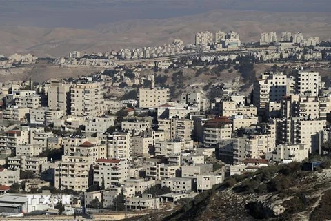 Toàn cảnh khu định cư Do Thái Maale Adumim (phía sau) ở Khu Bờ Tây. (Ảnh: AFP/ TTXVN)