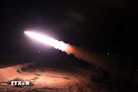 Lực lượng bán quân sự Iraq nã rocket từ thành phố al-Qaim xuống các mục tiêu của tổ chức khủng bố Hồi giáo (IS) ở Deir Ezzor thuộc Syria ngày 11/11/2018. (Ảnh: AFP/TTXVN)