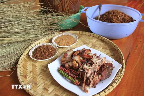 Thịt heo gác bếp, muối kiến vàng, rượu cần là văn hóa ẩm thực không thể thiếu trong ngày lễ, Tết của người Jrai. (Ảnh: Hồng Điệp/TTXVN)