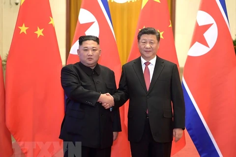 Chủ tịch Trung Quốc Tập Cận Bình (phải) trong cuộc gặp nhà lãnh đạo Triều Tiên Kim Jong-un tại Bắc Kinh ngày 8/1/2019. (Nguồn: THX/TTXVN)