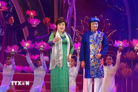 Nghệ sỹ Nhân dân Lệ Thủy và nghệ sỹ Ưu tú Minh Vương biểu diễn tại chương trình. (Ảnh: Gia Thuận/TTXVN)