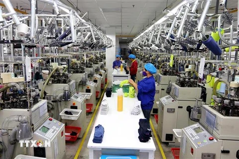 Dây chuyền sản xuất tất tại Công ty TNHH Dệt Nhuộm Jasan Việt Nam, vốn đầu tư của Trung Quốc, tại khu công nghiệp VSIP (Hải Phòng). (Ảnh: Danh Lam/TTXVN)