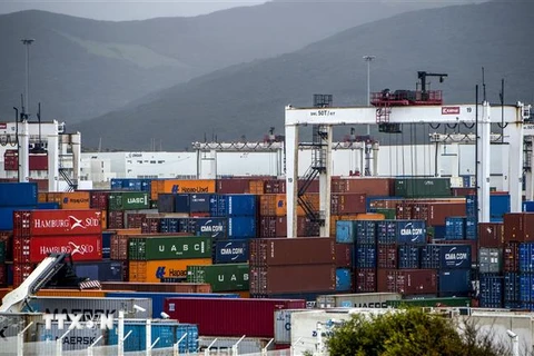 Hoạt động tại cảng container Tanger-Med ở Ksar Sghir, thành phố Tangiers của Maroc. (Nguồn: AFP/ TTXVN)
