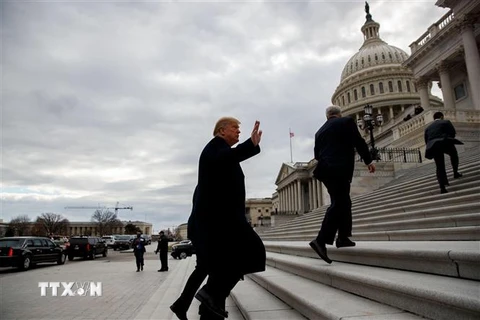 Tổng thống Mỹ Donald Trump (phía trước) tới đồi Capitol để dự cuộc họp với giới lãnh đạo nghị sỹ Quốc hội ngày 9/1/2019. (Ảnh: THX/TTXVN)
