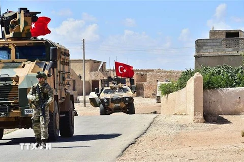 Binh sỹ Thổ Nhĩ Kỳ dưới sự yểm trợ của các xe quân sự tuần tra tại khu vực gần thành phố Manbij ở miền Bắc Syria ngày 18/6/2018. (Ảnh: AFP/ TTXVN)