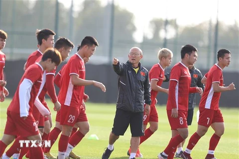 Huấn luyện viên Park Hang seo chỉ đạo tập luyện. (Ảnh: Hoàng Linh/TTXVN)