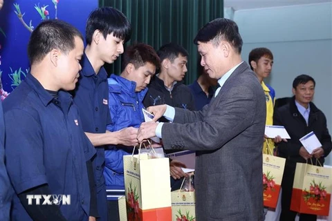 Ủy viên Trung ương Đảng, Bí thư Đảng ủy, Tổng giám đốc TTXVN Nguyễn Đức Lợi tặng quà cho 30 lao động của Công ty VINADATAXA có hoàn cảnh khó khăn. (Ảnh: Minh Quyết/TTXVN)
