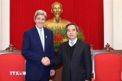 Trưởng ban Kinh tế Trung ương Nguyễn Văn Bình tiếp cựu Ngoại trưởng Hoa Kỳ John Kerry. (Ảnh: Phương Hoa/TTXVN)