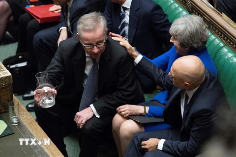 Thủ tướng Anh Theresa May (thứ 2, phải) cùng các thành viên Chính phủ tại phiên bỏ phiếu tín nhiệm của Hạ viện ở London ngày 16/1/2019. (Ảnh: AFP/TTXVN)