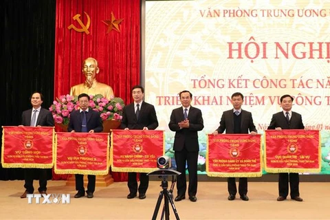 Đồng chí Nguyễn Văn Nên, Bí thư Trung ương Đảng, Chánh Văn phòng Trung ương Đảng trao tặng Cờ thi đua của Văn phòng cho các đơn vị. (Ảnh: Văn Điệp/TTXVN)
