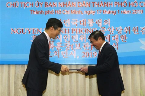 Ông Lim Jae-hoon trao chứng nhận và Huân chương Văn hóa Bogwan cho ông Nguyễn Thành Phong. (Ảnh: Thanh Vũ/TTXVN)