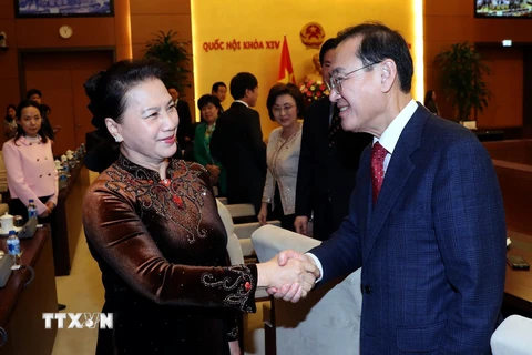 Chủ tịch Quốc hội Nguyễn Thị Kim Ngân với các nghị sỹ Hàn Quốc. (Ảnh: Trọng Đức/TTXVN)