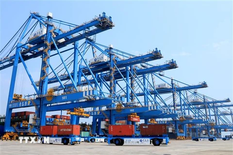 Bốc dỡ hàng hóa tại cảng container ở Thanh Đảo, tỉnh Sơn Đông, miền đông Trung Quốc ngày 16/5/2018. (Ảnh: THX/TTXVN)